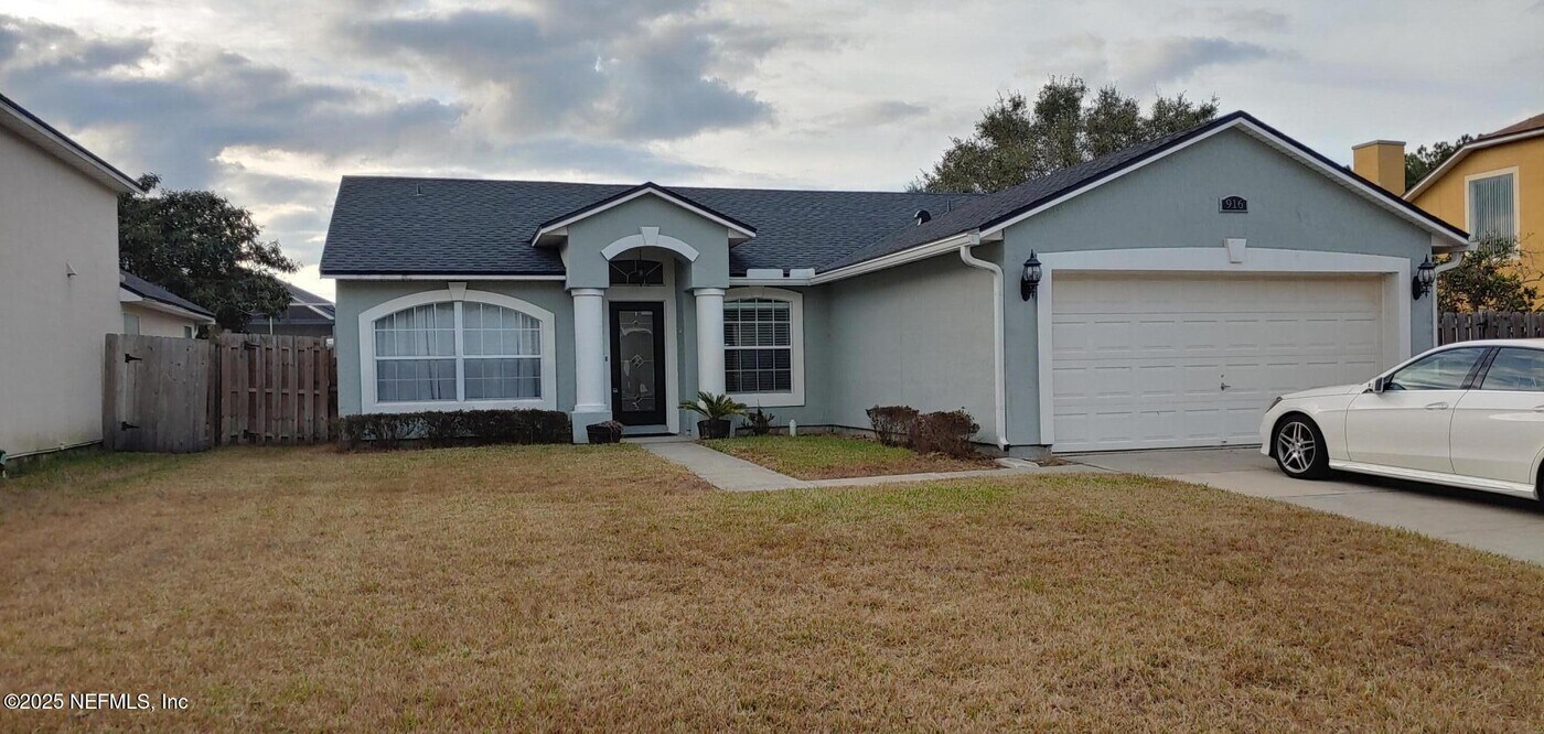 916 Hyannis Port Dr in Jacksonville, FL - Building Photo
