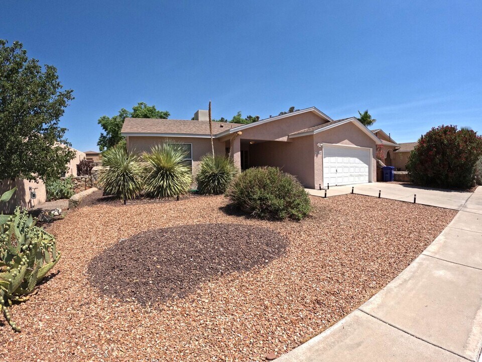 3329 Chimney Rock Rd in Las Cruces, NM - Building Photo