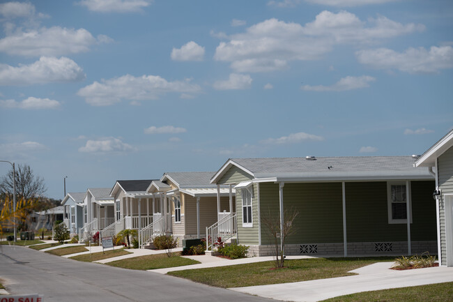 Crystal Lake - Zephyrhills-A 55+ Community in Zephyrhills, FL - Foto de edificio - Building Photo