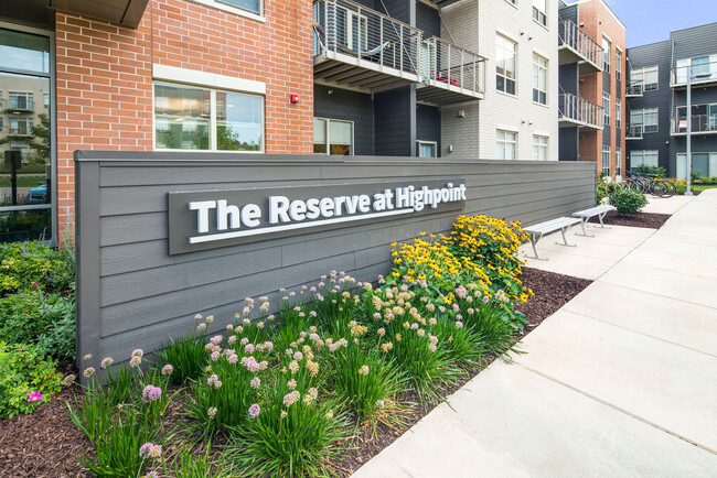 Reserve at High Point in Madison, WI - Foto de edificio - Building Photo