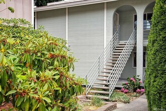 17211 NE 45th St in Redmond, WA - Building Photo - Building Photo