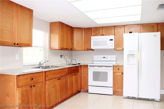 2803 Pompano Dr in Sebring, FL - Foto de edificio - Building Photo