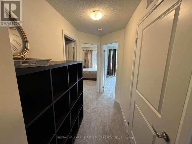 235-235 McLevin Ave in Toronto, ON - Building Photo - Building Photo