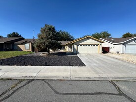 328 Wildrose Dr in Fernley, NV - Building Photo