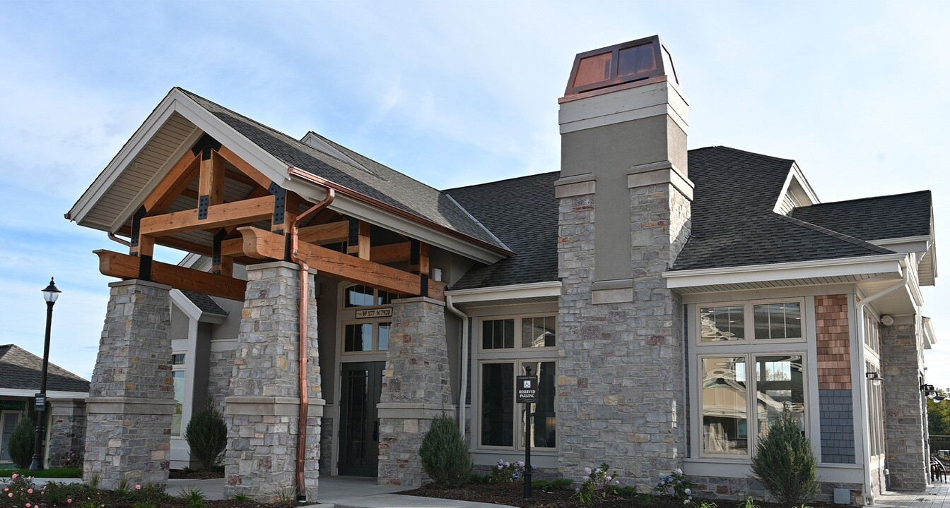 Tamarack Springs in Menomonee Falls, WI - Foto de edificio