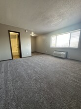 921 Emmons St in Hiawatha, IA - Foto de edificio - Building Photo