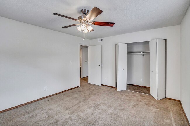 English Village in Springfield, MO - Foto de edificio - Building Photo