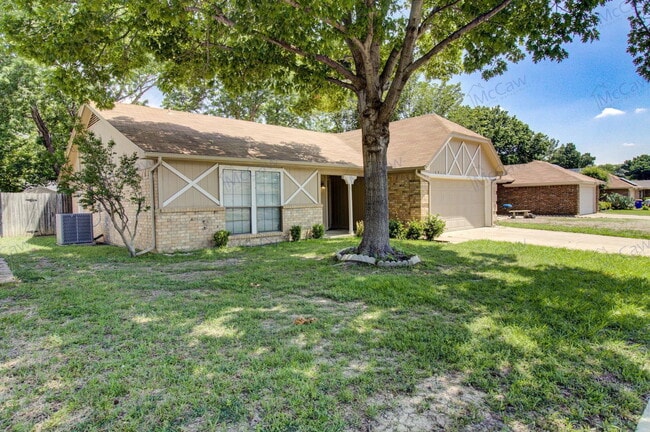 5917 Birchhill Rd in Watauga, TX - Foto de edificio - Building Photo