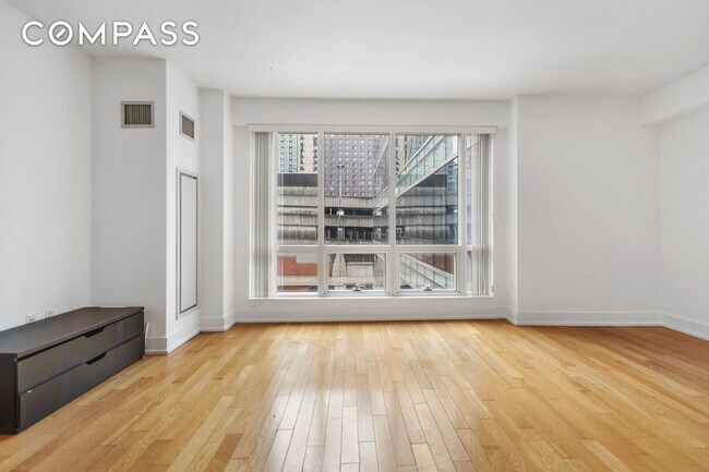 350 W 42nd St, Unit 8H in New York, NY - Building Photo - Building Photo