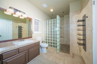 6010 E Stoney Grove Loop in Houston, TX - Foto de edificio - Building Photo