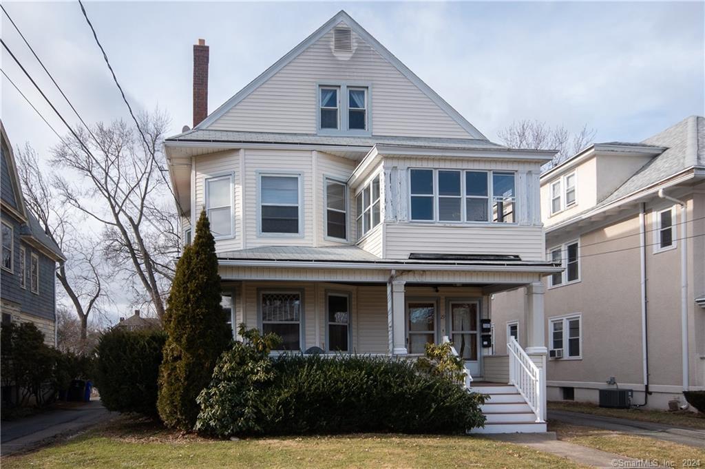 29 Maplewood Ave in West Hartford, CT - Building Photo