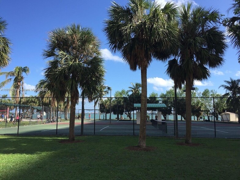 1750 N Bayshore Dr, Unit 1603 in Miami, FL - Building Photo
