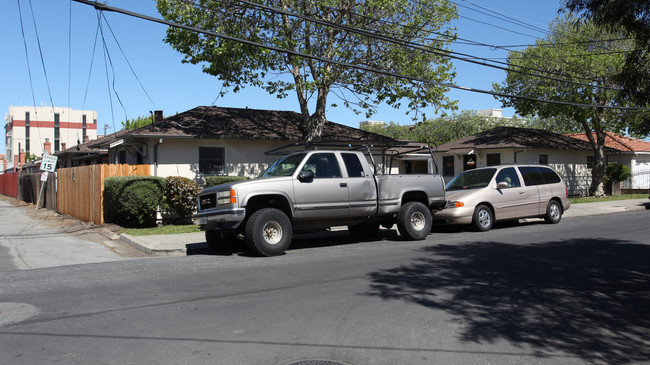 825-837 Adams St in Redwood City, CA - Building Photo - Building Photo