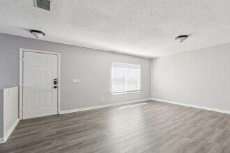 7402 E Bank Dr in Tampa, FL - Building Photo - Building Photo