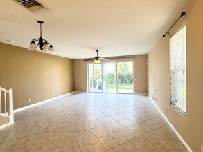 1056 Pinewood Lake Ct in Greenacres, FL - Building Photo - Building Photo