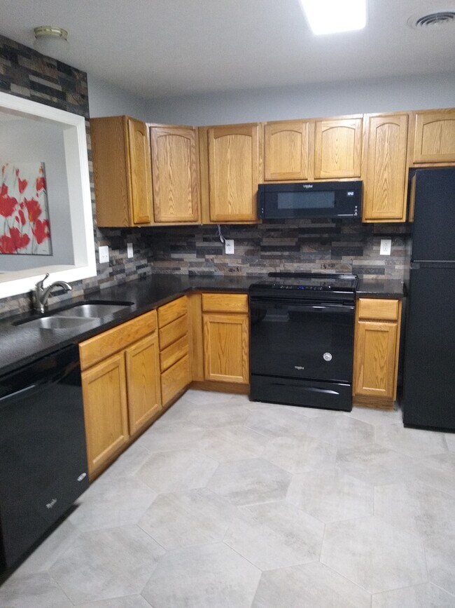 101 Pinewood Dr in Lenoir City, TN - Building Photo - Building Photo