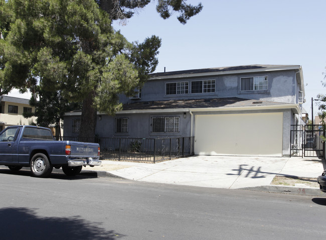 11850 Dehougne St in North Hollywood, CA - Foto de edificio - Building Photo