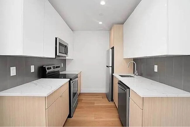 23-33 Astoria Blvd in Queens, NY - Foto de edificio - Building Photo