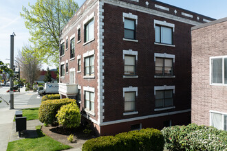 Madrona Apartments in Everett, WA - Building Photo - Building Photo