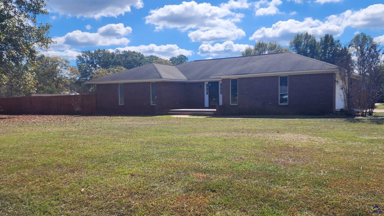 114 Van Dr in Kathleen, GA - Building Photo