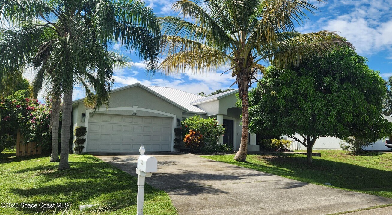 240 Pioneer Ave NE in Palm Bay, FL - Building Photo