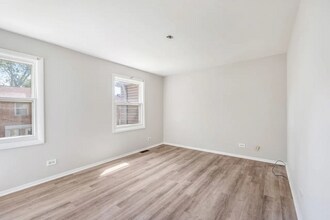 3075 Kingston Ct in Streamwood, IL - Building Photo - Building Photo