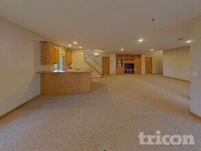 1202 Adrian Dr in Chaska, MN - Foto de edificio - Building Photo