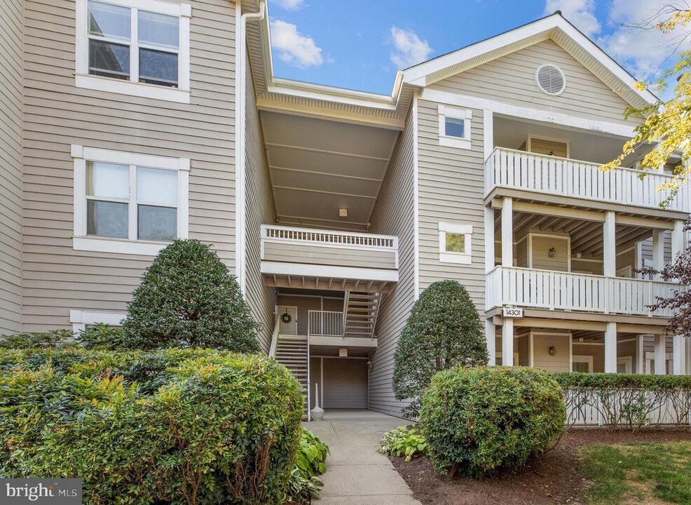 14301 Grape Holly Grove in Centreville, VA - Building Photo