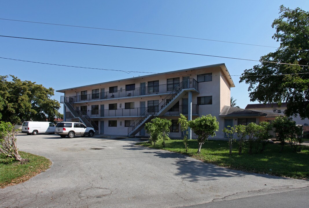 208 SW Avondale Dr in Pompano Beach, FL - Building Photo