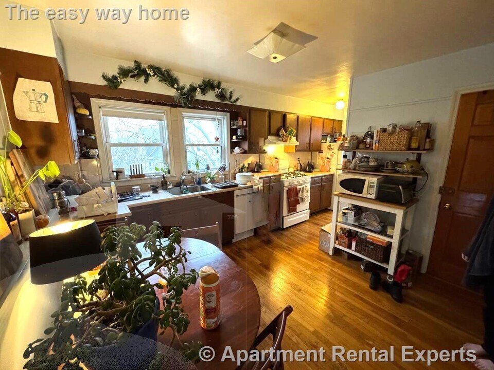 21 Sartwell Ave, Unit 3 in Somerville, MA - Building Photo