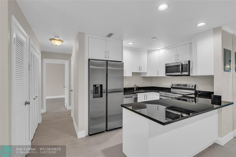 6319 Bay Club Dr in Fort Lauderdale, FL - Building Photo