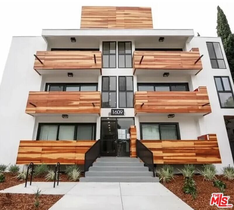 1609 Veteran Ave in Los Angeles, CA - Building Photo