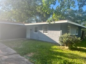 8615 Beaumont Dr in Beaumont, TX - Building Photo