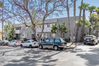 Baldwin Hills Apartments in Los Angeles, CA - Foto de edificio - Building Photo