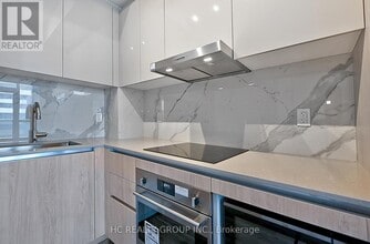 225 Commerce St in Vaughan, ON - Building Photo - Building Photo