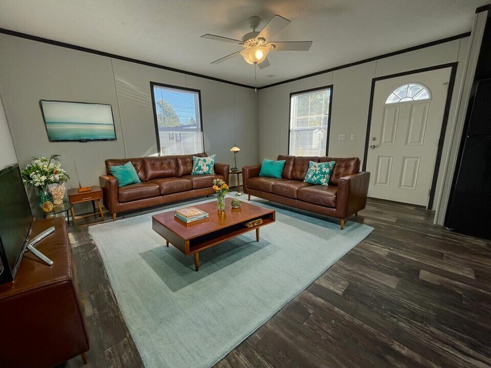 15978 Villaire Ave in Clinton Township, MI - Building Photo