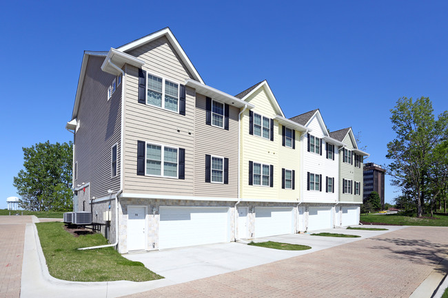 City Center Townhomes in Davenport, IA - Foto de edificio - Building Photo