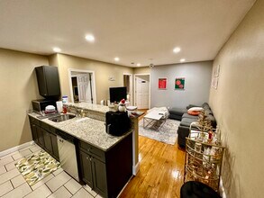 56 Egmont St, Unit 2 in Brookline, MA - Foto de edificio - Building Photo