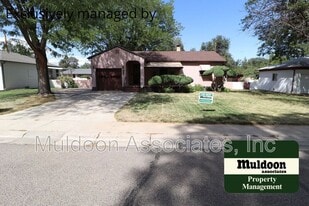 215 Kenwood Dr in Pueblo, CO - Building Photo