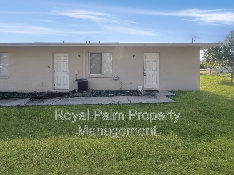 2239 Iris Way in Ft. Myers, FL - Building Photo