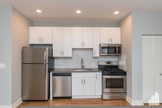 2103 N Sedgwick St in Chicago, IL - Foto de edificio - Building Photo