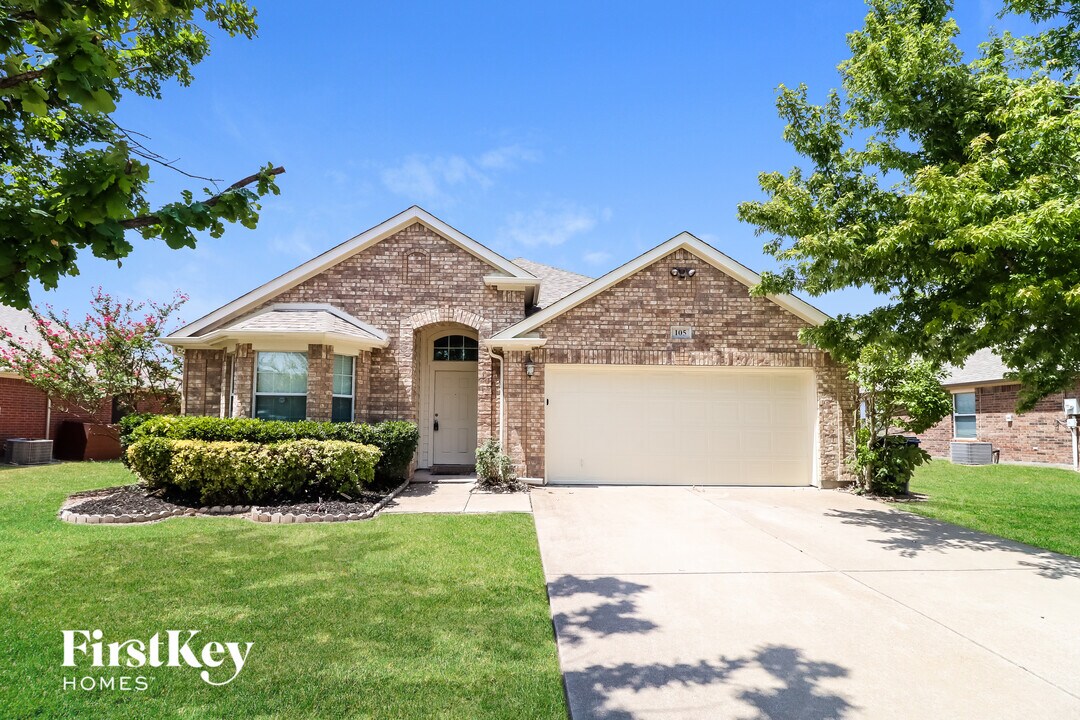 105 Bear Trail in Waxahachie, TX - Foto de edificio