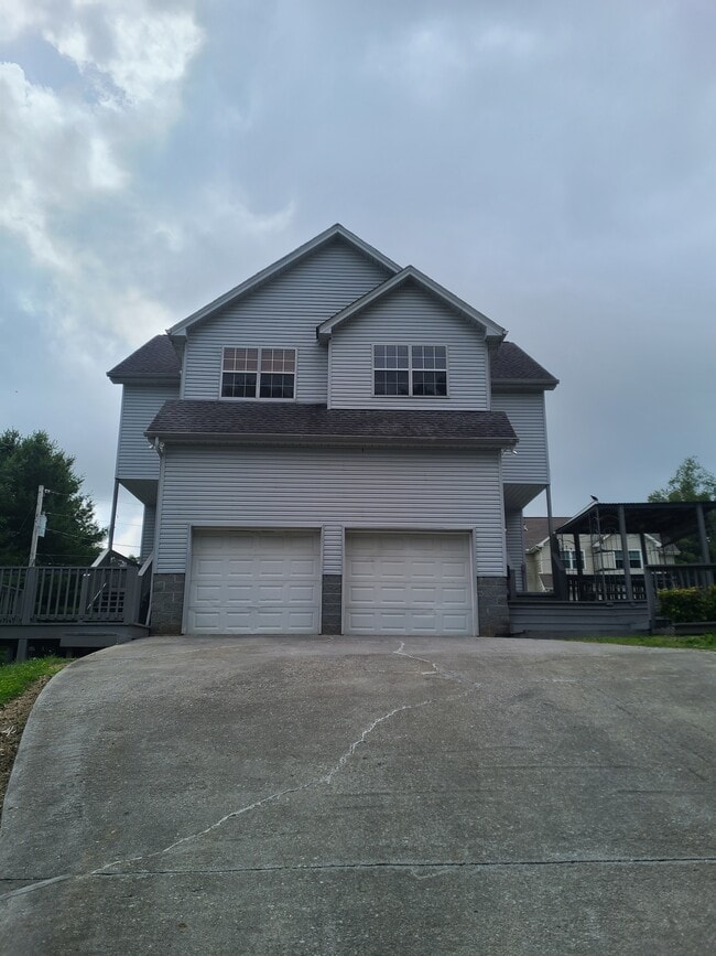 property at 1528 Old Oak Ln