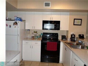 3870 Lyons Rd in Coconut Creek, FL - Foto de edificio - Building Photo