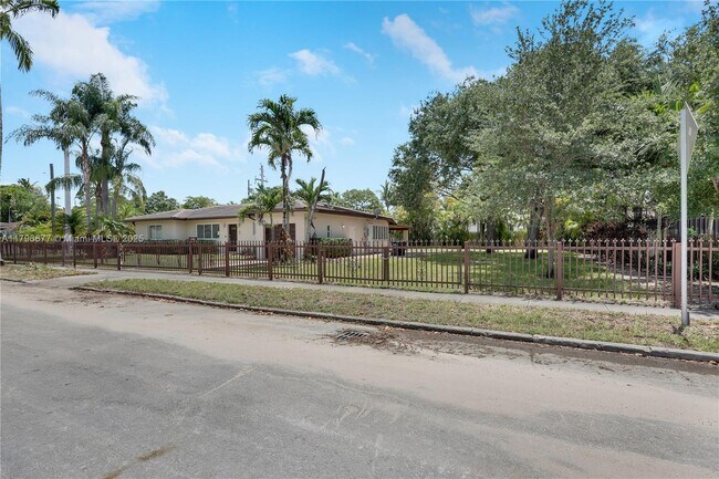 6306 SW 12th St in West Miami, FL - Building Photo - Building Photo