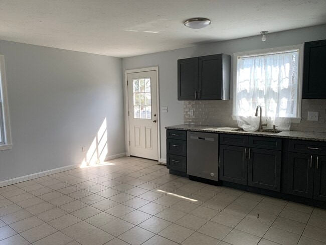 170 Lawrence St in Fall River, MA - Building Photo - Building Photo