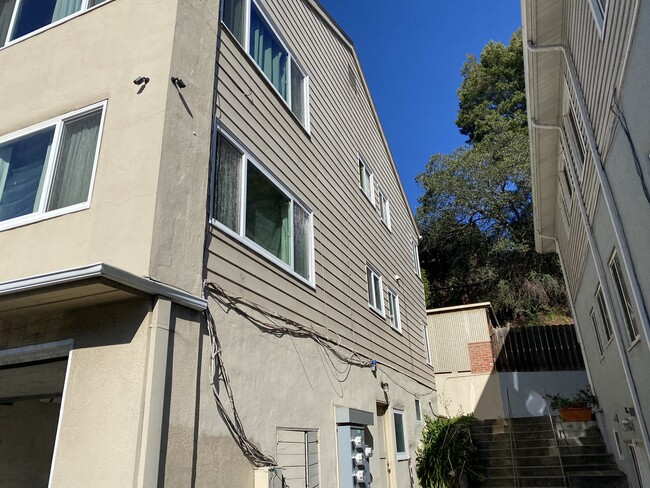 2200 Mountain Blvd, Unit 4 in Oakland, CA - Foto de edificio - Building Photo