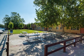 Debonaire Apartments in Sacramento, CA - Foto de edificio - Building Photo