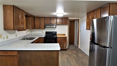 4326 Pine Rd NE in Bremerton, WA - Foto de edificio - Building Photo