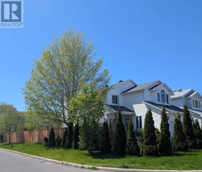 1888 Northlands Dr in Ottawa, ON - Building Photo - Building Photo